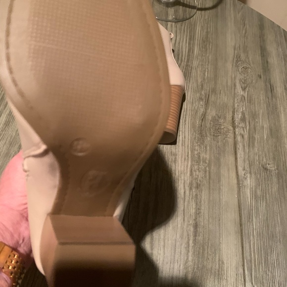 Jessica Cline- 3” Heel Bootie w/ Side Zip, New Cream Vegan Leather 6.5 - Picture 8 of 9